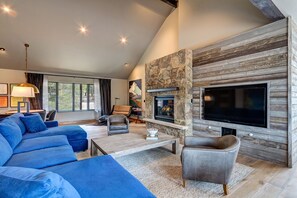 Smart TV, fireplace