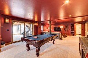 Games room - Stunning downtown 8 bed 6.5 bath, hot tub, pool table, steam room, gas fire pit (Breckenridge)