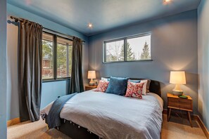 Room - Stunning downtown 8 bed 6.5 bath, hot tub, pool table, steam room, gas fire pit (Breckenridge)