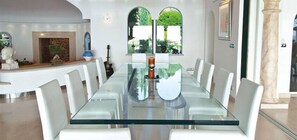 Kokeplater, oppvaskmaskin og kjøkkenutstyr