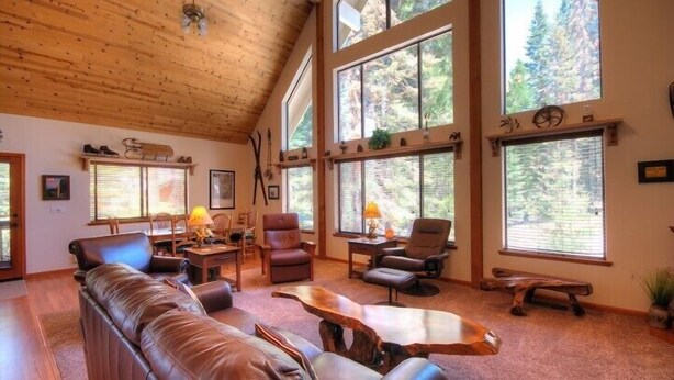 Cabin (Mystic Views) | Living room | Flat-screen TV, fireplace, DVD player - Scenic Wonders Mystic View 3 Bedrooms (Yosemite National Park)