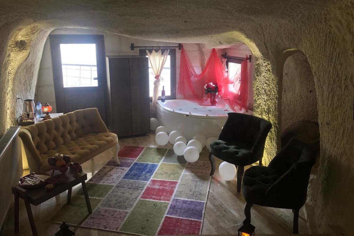King Suite with Jacuzzi &Valley ,Balcony