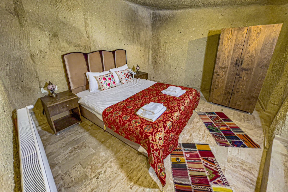 1 bedroom, Egyptian cotton sheets, premium bedding, down comforters