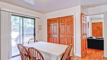 Cabin (Pinetree Retreat) | In-room dining