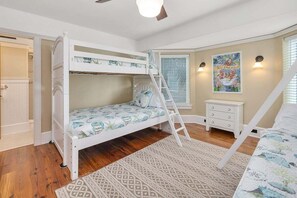 4 slaapkamers, een strijkplank/strijkijzer, gratis wifi, beddengoed