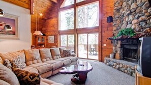 Cabin | Living room | TV, fireplace, DVD player