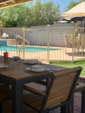 تناول الطعام بالخارج