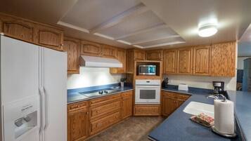 Cabin | Private kitchen | Full-sized fridge, microwave, oven, coffee/tea maker