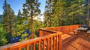 Terrace/patio - Scenic Wonders River Rock 3 Bedroom Loft (Yosemite National Park)