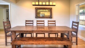 Cabin (River Rock) | In-room dining - Scenic Wonders River Rock 3 Bedroom Loft (Yosemite National Park)