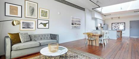 Departamento, 2 habitaciones | Sala de estar | Televisión de pantalla plana de 42 pulgadas con canales digitales