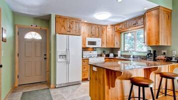 Cabin | Private kitchen | Coffee/tea maker, full-sized fridge, microwave, oven