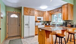 Cabin | Private kitchen | Full-sized fridge, microwave, oven, dishwasher