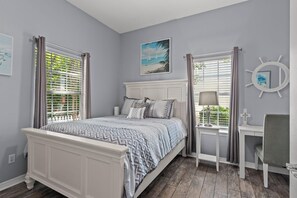 3 soverom, skrivebord, strykejern/-brett og reiseseng for barn