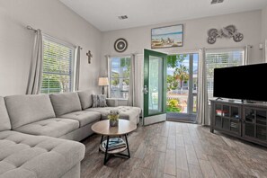 TV, peis, bøker og kontorer