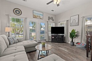 TV, peis, bøker og kontorer