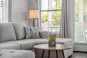 TV, peis, bøker og kontorer