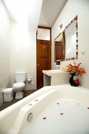 Shower, rainfall showerhead, towels, soap - Hotel Puerto Amazónico (Tambopata)