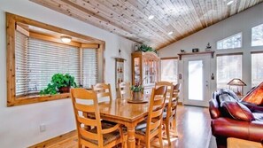 Cabin (Serenity Pines) | In-room dining - Scenic Wonders Serenity Pines 3 Bedrooms (Yosemite National Park)