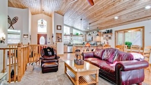 Cabin (Serenity Pines) | Living room | Flat-screen TV, fireplace, DVD player