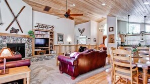 Ferienhütte (Serenity Pines) | Wohnzimmer | Flachbildfernseher, Kamin, DVD-Player