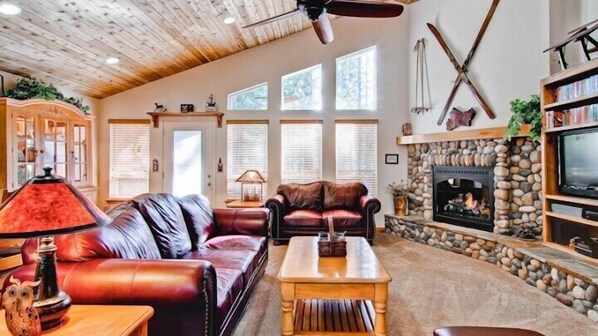 Ferienhütte (Serenity Pines) | Wohnbereich | Flachbildfernseher, Kamin, DVD-Player