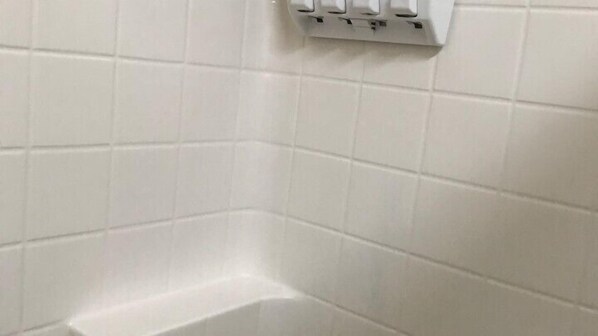 Cabaña (Serenity Pines) | Baño | Tina con regadera, toallas, jabón, shampoo 