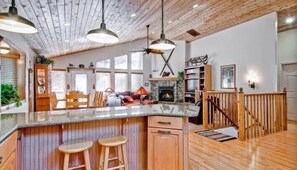 Cabaña (Serenity Pines) | Cocina privada | Cafetera y tetera, refrigerador con congelador, microondas y horno 