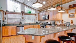 Cabin (Serenity Pines) | Private kitchen | Full-sized fridge, microwave, oven, dishwasher - Scenic Wonders Serenity Pines 3 Bedrooms (Yosemite National Park)