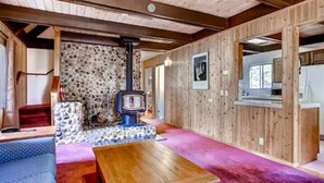 Kabin (Skyline Retreat) | Ruang keluarga | TV layar datar, perapian, dan pemutar DVD