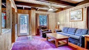 Kabin (Skyline Retreat) | Area keluarga | TV layar datar, perapian, dan pemutar DVD