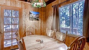 Cabin (Skyline Retreat) | In-room dining