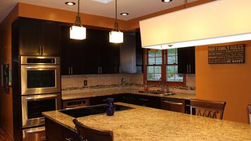 Jääkaappi, mikroaaltouuni, uuni, liesi