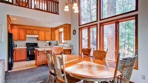 Cabin (Sport Chalet) | In-room dining - Scenic Wonders Sport Chalet 3 Bedrooms (Yosemite National Park)