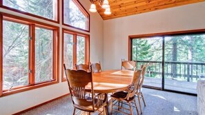 Cabin (Sport Chalet) | In-room dining - Scenic Wonders Sport Chalet 3 Bedrooms (Yosemite National Park)