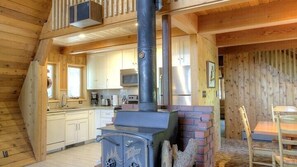 Cabin | Private kitchen | Full-sized fridge, microwave, oven, dishwasher - Scenic Wonders Stoneoaks 3 Bedrooms (Yosemite National Park)