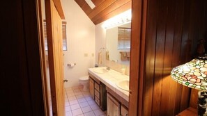 Ferienhütte | Badezimmer | Duschwanne, Handtücher