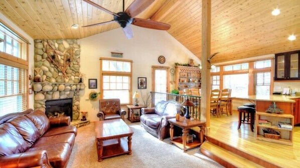 Mökki (Strawberry Creek) | Olohuone | Taulutelevisio, takka, DVD-soitin