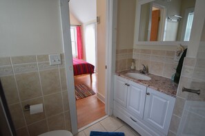 Casa de campo romántica | Baño | Regadera, regadera tipo lluvia, amenidades de baño gratuitas 