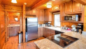 Cabane (Treetops Cabin) | Cuisine privée | Cafetière/bouilloire, grand réfrigérateur, micro-ondes, four