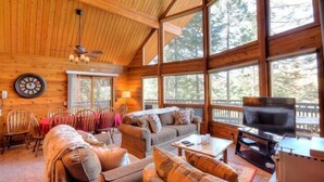 Cabane (Treetops Cabin) | Salle de séjour | Télévision à écran plat, cheminée, console de jeux vidéo