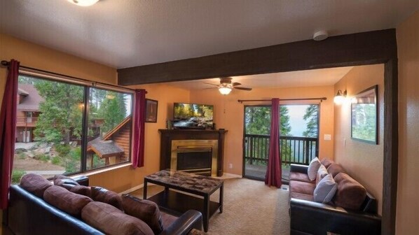 Cabin (Yosemite Aviary) | Living room | 46-inch TV with satellite channels - Scenic Wonders Yosemite Aviary 5 Bedroom (Yosemite National Park)