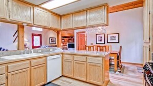 Cabin (Yosemite Crossroads) | Private kitchen | Coffee/tea maker, full-sized fridge, microwave, oven - Scenic Wonders Crossroad Cabin 3 Bedroom (Yosemite National Park)