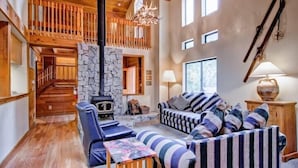 Cabin (Yosemite Crossroads) | Living area | Flat-screen TV, fireplace, DVD player - Scenic Wonders Crossroad Cabin 3 Bedroom (Yosemite National Park)