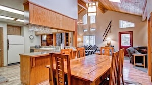 Cabin (Yosemite Crossroads) | In-room dining - Scenic Wonders Crossroad Cabin 3 Bedroom (Yosemite National Park)