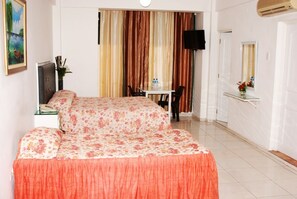 Suite Senior | 1 camera, con arredamento individuale, una scrivania, postazione laptop