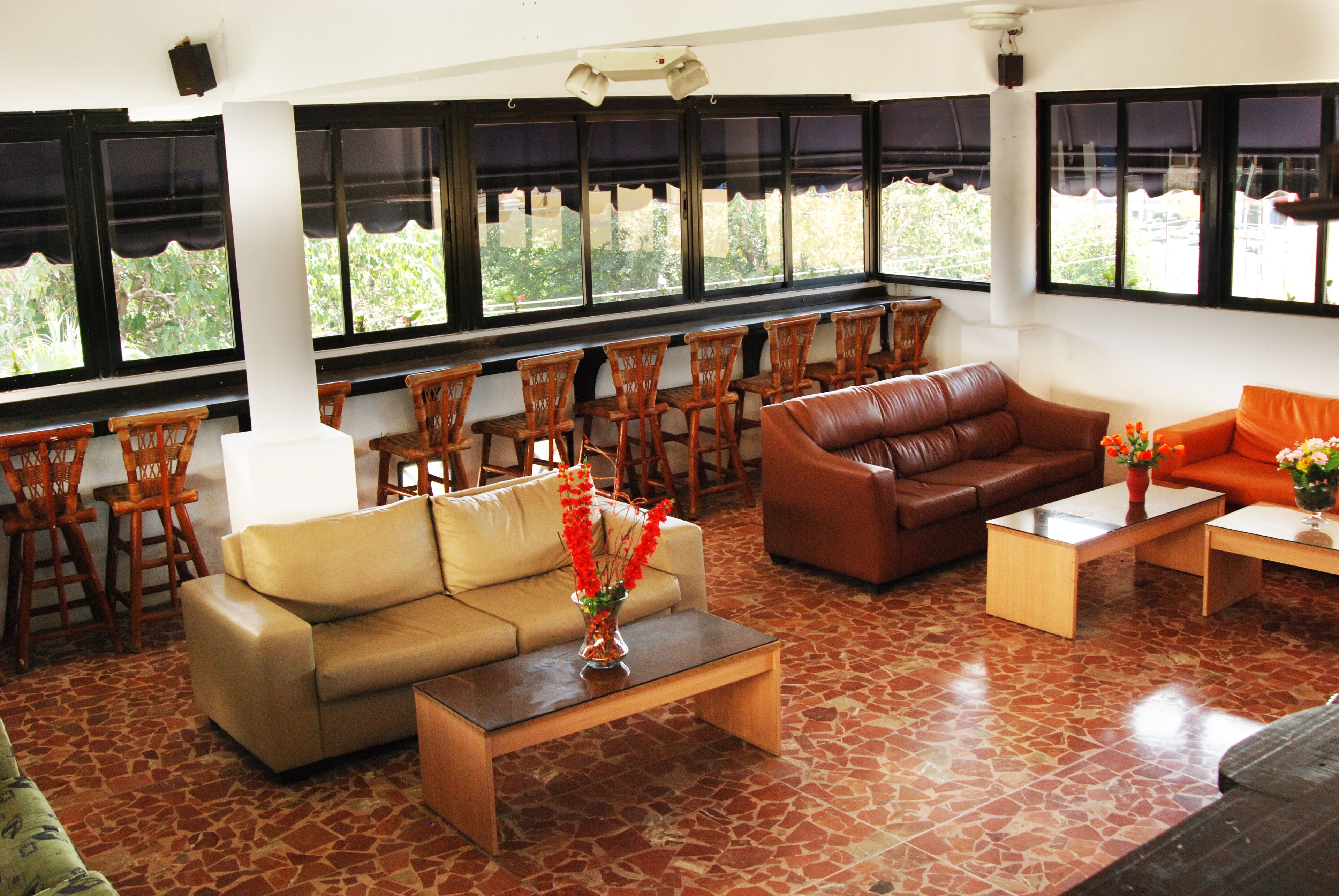 32-英寸液晶电视 （配备有线频道）、电视