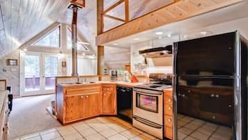 Cabin (Yosemite Escape) | Private kitchen | Full-size fridge, microwave, oven, stovetop