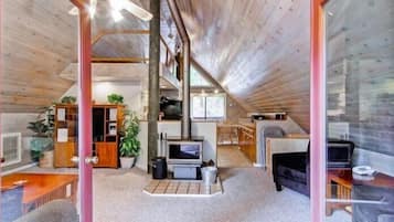 ์บ๋น (Yosemite Escape) | ๊ฑฐ์ค ๊ณต๊ฐ | ํ๋ฉด TV, ๋ฒฝ๋๋ก, DVD ํ๋ ์ด์ด