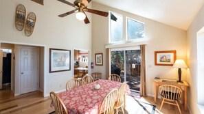 Ferienhütte (Yosemite Park Place) | Essbereich im Zimmer